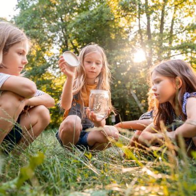 dzieci bawiące się w trawie